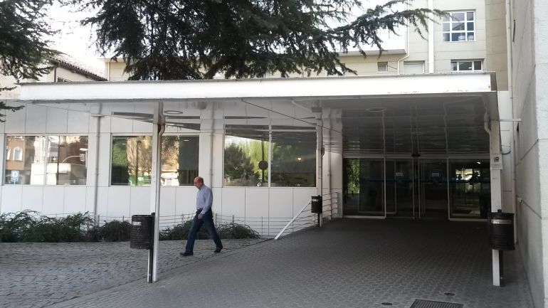 Puerta de acceso del Hospital de Aranda de Duero Puerta de acceso del Hospital de Aranda de Duero