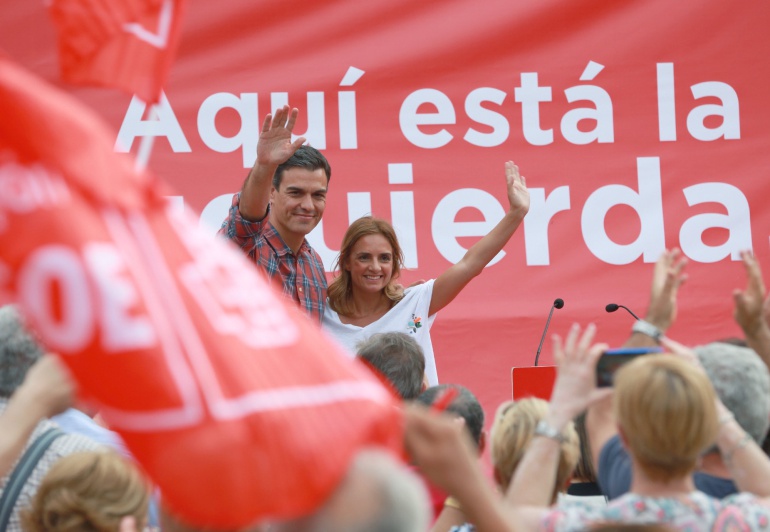El candidato a la secretaría general del PSOE, Pedro Sánchez, apoyado por Susana Sumelzo, participa en un acto de campaña con militantes del partido en Zaragoza. El candidato a la secretaría general del PSOE, Pedro Sánchez, apoyado por Susana Sumelzo, participa en un acto de campaña con militantes del partido en Zaragoza.