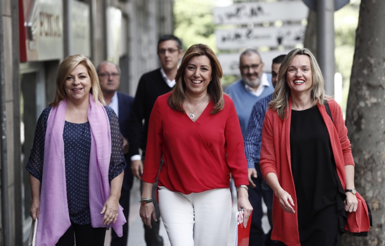 La candidata a la Secretaría General del PSOE Susana Díaz (c), acompañada por las socialistas, Elena Valenciano (i) y Pilar Alegría (d), a su llegada a la sede del partido en la madrileña calle de Ferraz La candidata a la Secretaría General del PSOE Susana Díaz (c), acompañada por las socialistas, Elena Valenciano (i) y Pilar Alegría (d), a su llegada a la sede del partido en la madrileña calle de Ferraz
