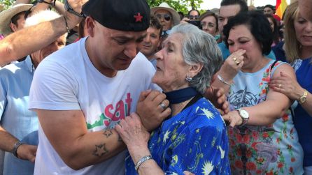 Andrés Bódalo junto a su madre a su salida de prisión. Andrés Bódalo junto a su madre a su salida de prisión.
