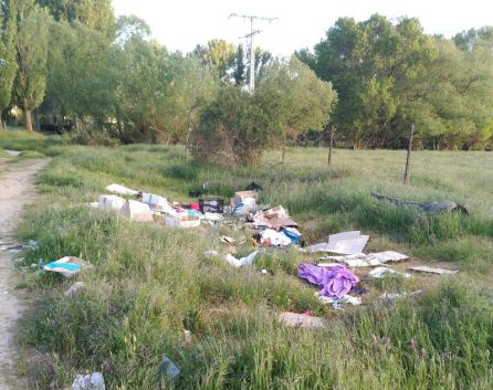 Escombros y basura en los alrededores del Puente Romanillos Escombros y basura en los alrededores del Puente Romanillos