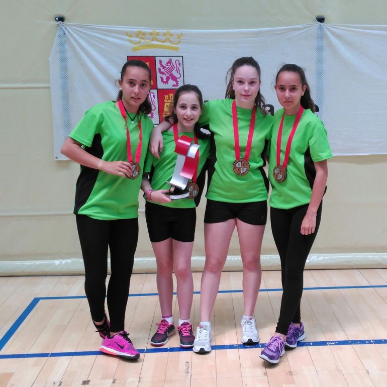 Nora Martínez, Ana Peñaranda, María Llorente y Paula Llorente, del IES Machado, con sus medallas. Nora Martínez, Ana Peñaranda, María Llorente y Paula Llorente, del IES Machado, con sus medallas.