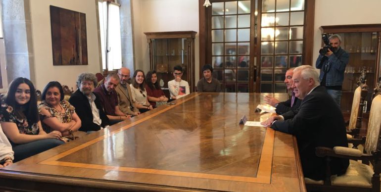 Los alumnos y profesores del IES de Becerreá ganadores del Parlamento Xove en la Diputación con Darío Campos y Manuel Martínez Los alumnos y profesores del IES de Becerreá ganadores del Parlamento Xove en la Diputación con Darío Campos y Manuel Martínez