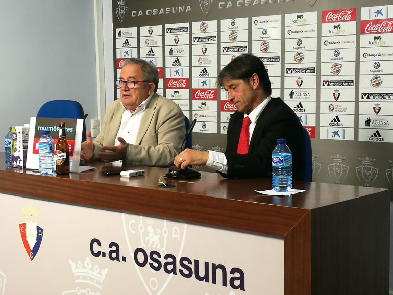 El presidente de Osasuna Luis Sabalza y el del Xota Tatono Arregui en la presentación del acuerdo entre ambos clubes El presidente de Osasuna Luis Sabalza y el del Xota Tatono Arregui en la presentación del acuerdo entre ambos clubes