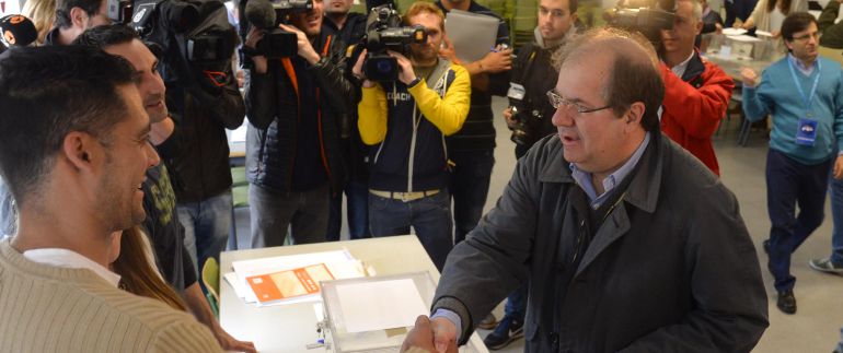 El candidato a la presidencia de la Junta de CyL, Juan Vicente Herrera, acude a votar al Colegio Público Venerables de la capital burgalesa El candidato a la presidencia de la Junta de CyL, Juan Vicente Herrera, acude a votar al Colegio Público Venerables de la capital burgalesa
