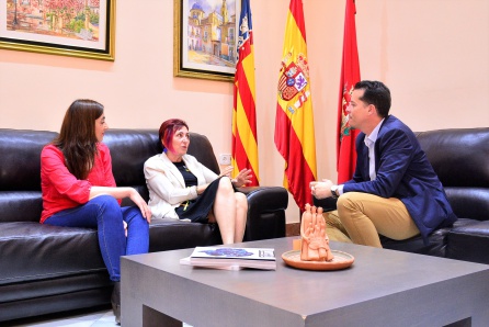 La escritora Elia Barceló ha sido recibida por el alcalde de Elda y por la concejala de Cultura, Nieves López en el Ayuntamiento de Elda La escritora Elia Barceló ha sido recibida por el alcalde de Elda y por la concejala de Cultura, Nieves López en el Ayuntamiento de Elda