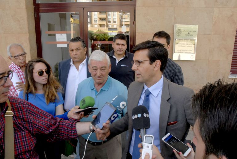 Paco Cuenca atiende a los medios en una visita de barrio. Paco Cuenca atiende a los medios en una visita de barrio.