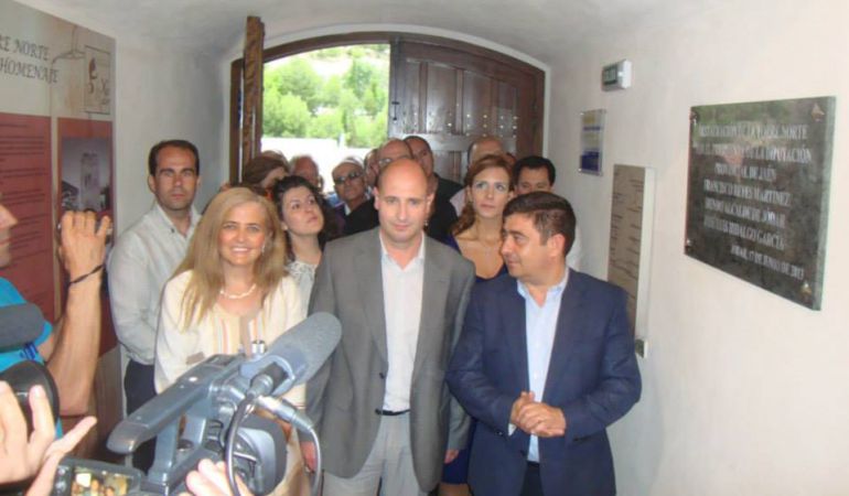 Juan Ibarra (a la izquierda, junto a la pared, con camisa blanca) en un acto instutucional cuando era concejal del Ayuntamiento de Jódar Juan Ibarra (a la izquierda, junto a la pared, con camisa blanca) en un acto instutucional cuando era concejal del Ayuntamiento de Jódar