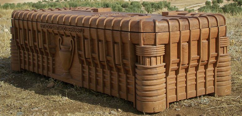 Una funeraria de Camuñas (Toledo) ha diseñado un ataúd con forma del estadio Santiago Bernabéu Una funeraria de Camuñas (Toledo) ha diseñado un ataúd con forma del estadio Santiago Bernabéu