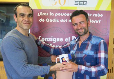 Gabriel Rodríguez entrega la taza del concurso a José Manuel Toscano Gabriel Rodríguez entrega la taza del concurso a José Manuel Toscano