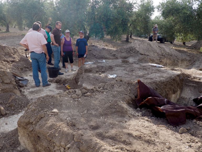 El alcalde de Castro del Río visita la finca Santa Rita entre Castro y Montilla, donde supuestamente se encuentran una treintena de víctimas de la Guerra Civil Española El alcalde de Castro del Río visita la finca Santa Rita entre Castro y Montilla, donde supuestamente se encuentran una treintena de víctimas de la Guerra Civil Española