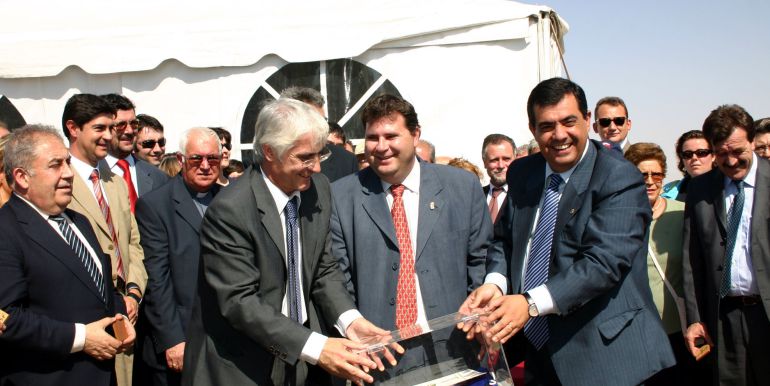 Puesta de la primera piedra del CEDT con la presencia del ex presidente de Castilla-La Mancha, Emiliano García Page, y Raúl Amores, ex alcalde de Tarancón Puesta de la primera piedra del CEDT con la presencia del ex presidente de Castilla-La Mancha, Emiliano García Page, y Raúl Amores, ex alcalde de Tarancón