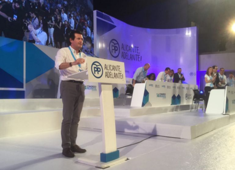 José Císcar en pleno discurso durante el XIV congreso del partido en Torrevieja José Císcar en pleno discurso durante el XIV congreso del partido en Torrevieja