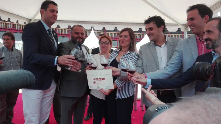 Los representantes institucionales de Ayuntamiento de Toro, Diputación de Zamora y Junta de Castilla y León con la calificación de la añada de los vinos de la D.O. Toro Los representantes institucionales de Ayuntamiento de Toro, Diputación de Zamora y Junta de Castilla y León con la calificación de la añada de los vinos de la D.O. Toro