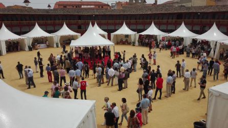 Panorámica de la Feria del Vino de Toro en la Plaza de Toros de la ciudad Panorámica de la Feria del Vino de Toro en la Plaza de Toros de la ciudad