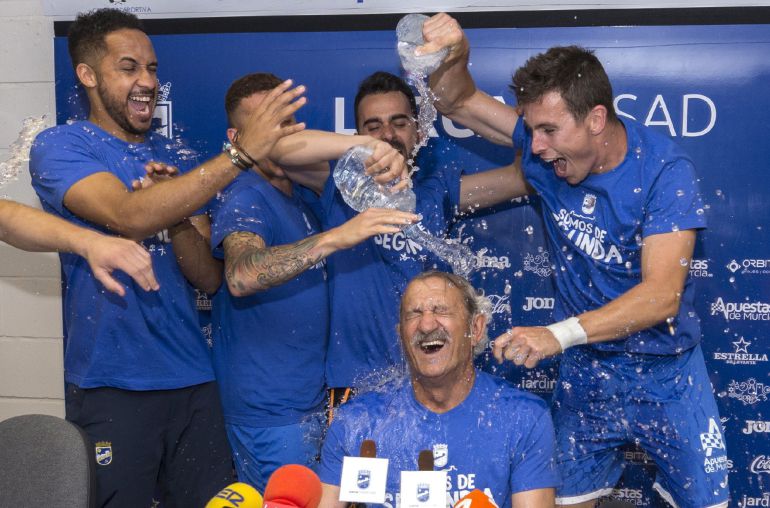 Los jugadores del Lorca Fútbol Club mojan con agua al entrenador David Vidal durante la rueda de prensa tras el ascenso a Segunda División, despúes de empatar hoy con el Albacete Balompíe, en el estadio Francisco Artés Carrasco de Lorca Los jugadores del Lorca Fútbol Club mojan con agua al entrenador David Vidal durante la rueda de prensa tras el ascenso a Segunda División, despúes de empatar hoy con el Albacete Balompíe, en el estadio Francisco Artés Carrasco de Lorca
