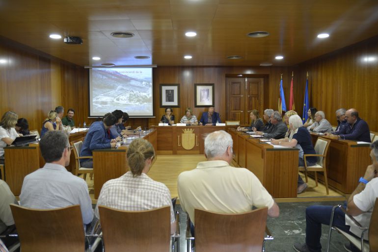 Segunda Mesa de Concertación Post-Incendio, en el salón de plenos del ayuntamiento de Xàbia. Segunda Mesa de Concertación Post-Incendio, en el salón de plenos del ayuntamiento de Xàbia.