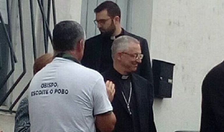 Un vecino de Friol intentando hablar con el Obispo Carrasco Rouco Un vecino de Friol intentando hablar con el Obispo Carrasco Rouco