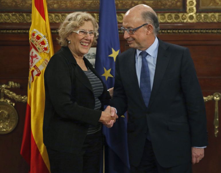 Cristóbal Montoro y Manuela Carmena, al término de su reunión en noviembre de 2016. Cristóbal Montoro y Manuela Carmena, al término de su reunión en noviembre de 2016.