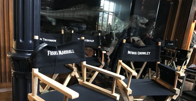 Foto de Frank Marshall con el dinosaurio al fondo. Foto de Frank Marshall con el dinosaurio al fondo.