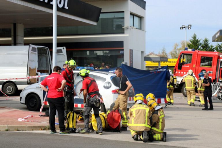 Bomberos durante la operación de rescate en la gasolinera de Sant Sadurní d'Anoia (Barcelona) Bomberos durante la operación de rescate en la gasolinera de Sant Sadurní d'Anoia (Barcelona)