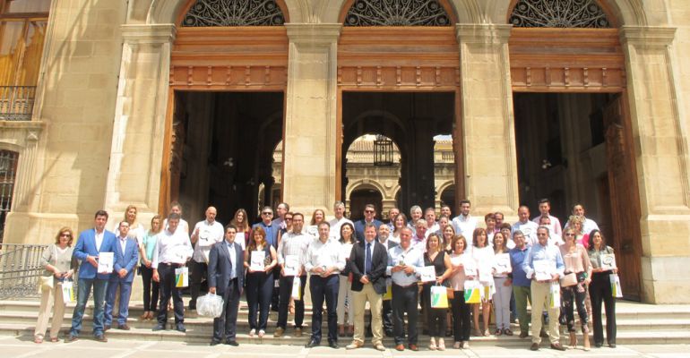 El diputado de Agricultura, Pedro Bruno (centro), junto a responsables de las empresas que han conseguido el distintivo. El diputado de Agricultura, Pedro Bruno (centro), junto a responsables de las empresas que han conseguido el distintivo.