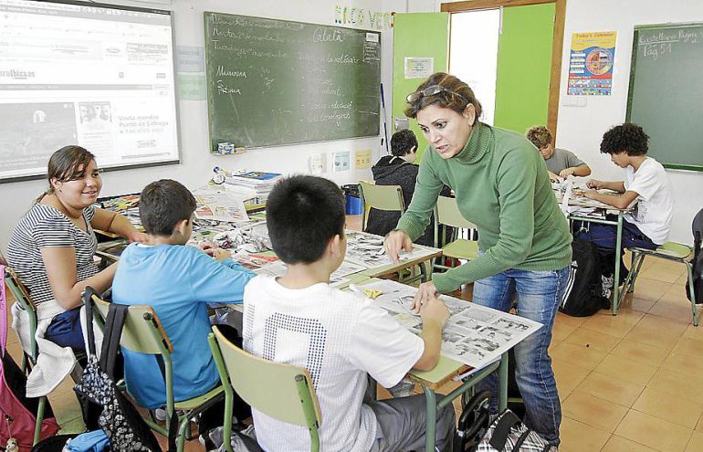 Profesora da explicaciones a sus alumnos. Profesora da explicaciones a sus alumnos.