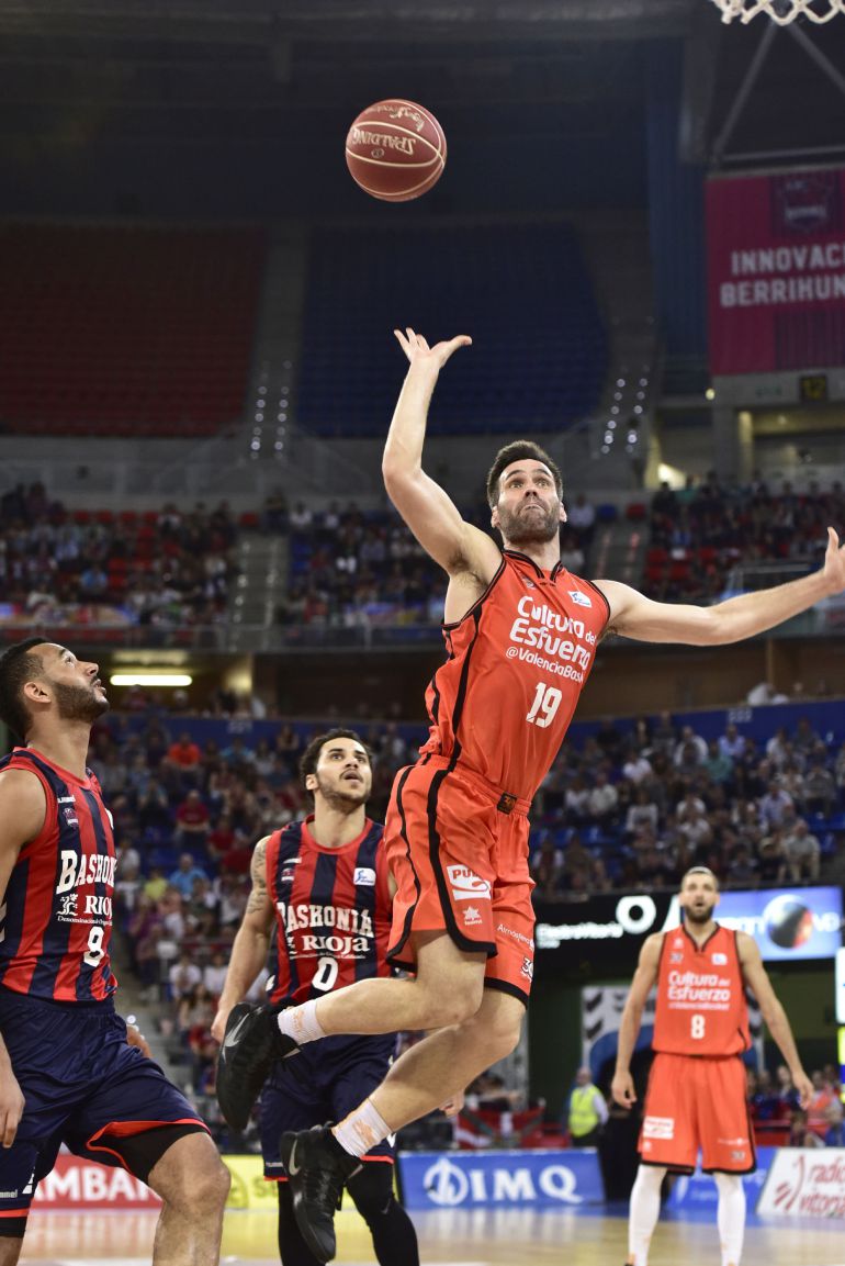 El alero del Valencia Basket, Fernando San Emeterio (d) entra a canasta ante el escolta húngaro del Baskonia, Adam Hanga (i), en el primer partido de semifinales de la liga ACB de baloncesto que se disputa en el Fernando Buesa Arena de Vitoria. El alero del Valencia Basket, Fernando San Emeterio (d) entra a canasta ante el escolta húngaro del Baskonia, Adam Hanga (i), en el primer partido de semifinales de la liga ACB de baloncesto que se disputa en el Fernando Buesa Arena de Vitoria.