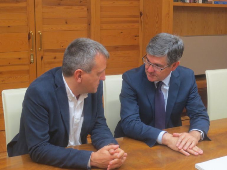 El teniente de alcalde de Economía del Ayuntamiento de Zaragoza, Fernando Rivarés, y el consejero de Presidencia del Gobierno de Aragón, Vicente Guillén, antes de comenzar la reunión El teniente de alcalde de Economía del Ayuntamiento de Zaragoza, Fernando Rivarés, y el consejero de Presidencia del Gobierno de Aragón, Vicente Guillén, antes de comenzar la reunión