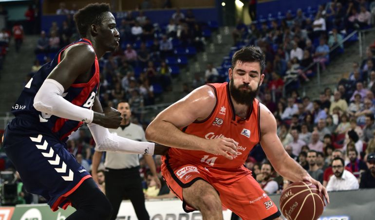 Bojan Dubljevic intenta superar al pivot del Baskonia Ilimane Diop Bojan Dubljevic intenta superar al pivot del Baskonia Ilimane Diop