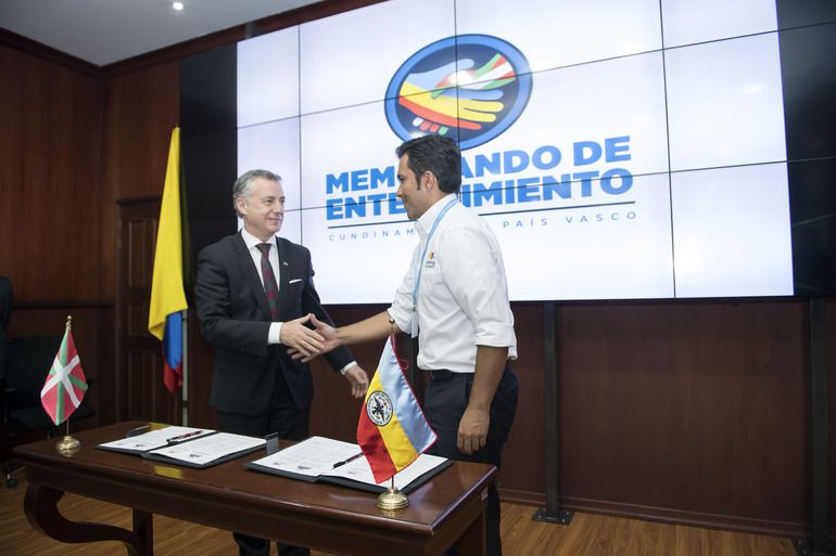 El Lehendakari, Iñigo Urkullu, y el Gobernador de Cundinamarca, Jorge Emilio Rey, firman un Memorando de Entendimiento con el fin de consolidar y profundizar las relaciones bilaterales y desarrollar proyectos conjuntos El Lehendakari, Iñigo Urkullu, y el Gobernador de Cundinamarca, Jorge Emilio Rey, firman un Memorando de Entendimiento con el fin de consolidar y profundizar las relaciones bilaterales y desarrollar proyectos conjuntos