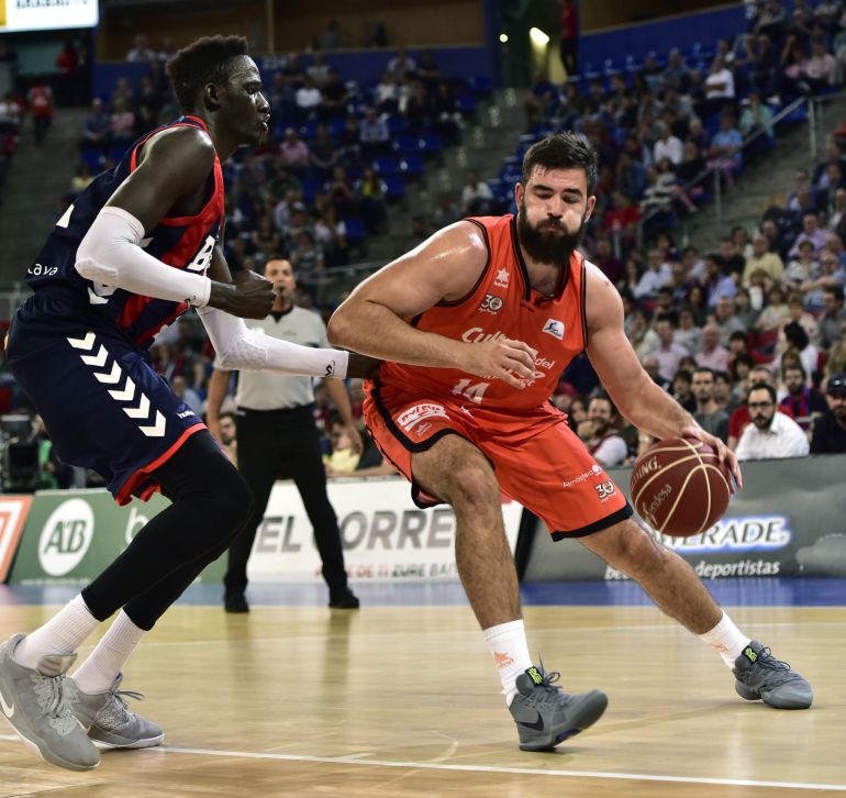 El pivot montenegrino del Valencia Basket, Bojan Dubljevic (d) intenta superar al pivot del Baskonia Ilimane Diop, en el primer partido de semifinales de la liga ACB de baloncesto que se disputa en el Fernando Buesa Arena de Vitoria. El pivot montenegrino del Valencia Basket, Bojan Dubljevic (d) intenta superar al pivot del Baskonia Ilimane Diop, en el primer partido de semifinales de la liga ACB de baloncesto que se disputa en el Fernando Buesa Arena de Vitoria.
