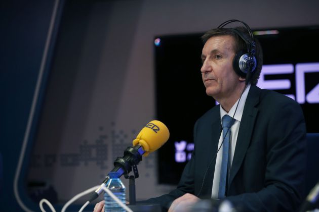 El fiscal jefe Anticorrupción, Manuel Moix, durante su entrevista hoy en el programa 'Hora 25' de la Cadena Ser. Moix tiene junto a sus tres hermanos una sociedad en Panamá heredada de sus padres, lo que compromete aún más su posición y ha hecho que todos los grupos de la oposición pidan su dimisión y las asociaciones fiscales le reclamen "explicaciones urgentes" El fiscal jefe Anticorrupción, Manuel Moix, durante su entrevista hoy en el programa 'Hora 25' de la Cadena Ser. Moix tiene junto a sus tres hermanos una sociedad en Panamá heredada de sus padres, lo que compromete aún más su posición y ha hecho que todos los grupos de la oposición pidan su dimisión y las asociaciones fiscales le reclamen "explicaciones urgentes"