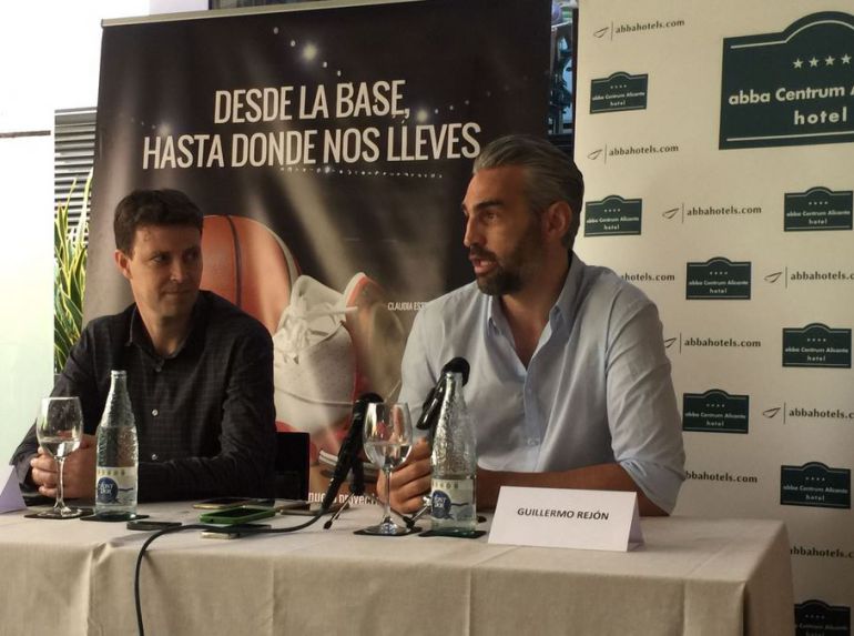 Rejón, junto al presidente de la Fundación Lucentum, en su despedida de las canchas Rejón, junto al presidente de la Fundación Lucentum, en su despedida de las canchas
