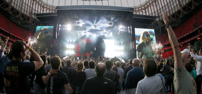 El grupo estadounidense Guns N' Roses durante el concierto que ofreció en el estadio de San Mamés, en Bilbao, dentro de la gira 'Not In This Lifetime'. EFE El grupo estadounidense Guns N' Roses durante el concierto que ofreció en el estadio de San Mamés, en Bilbao, dentro de la gira 'Not In This Lifetime'. EFE