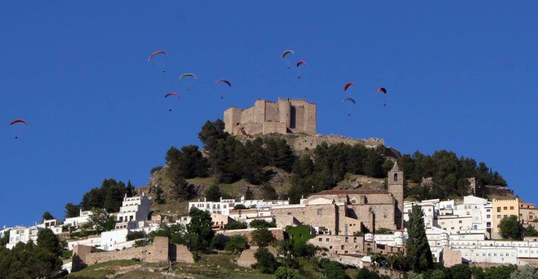 Varios parapentes sobrevuelan el Castillo de Segura de la Sierra. Varios parapentes sobrevuelan el Castillo de Segura de la Sierra.