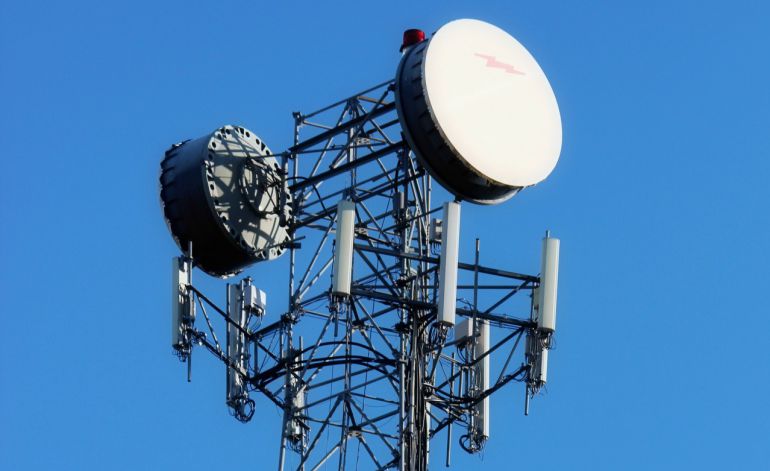 Una antena de telefonía movil. Una antena de telefonía movil.