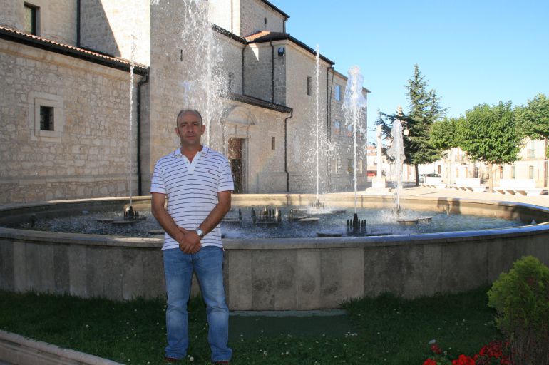 El alcalde, Julio César García Hernando, junto a la fuente e iglesia de Campaspero El alcalde, Julio César García Hernando, junto a la fuente e iglesia de Campaspero