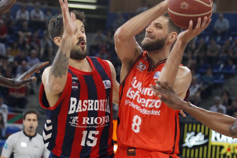 GRA440. VITORIA, 01062017.- El base francés del València Basket Antoine Diot (d), y el base argentino del Baskonia Nicolás Laprovittola, en una jugada del segundo partido de la semifinal de la Liga Endesa de baloncesto, disputado hoy en el pabellón Fernando Buesa de Vitoria. EFEDavid Aguilar GRA440. VITORIA, 01062017.- El base francés del València Basket Antoine Diot (d), y el base argentino del Baskonia Nicolás Laprovittola, en una jugada del segundo partido de la semifinal de la Liga Endesa de baloncesto, disputado hoy en el pabellón Fernando Buesa de Vitoria. EFEDavid Aguilar