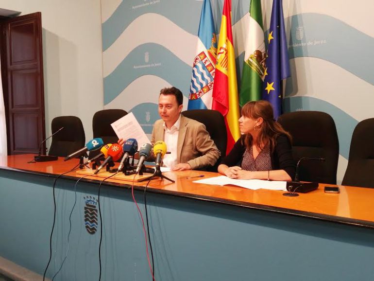 Imagen de una rueda de prensa de Santiago Galván, delegado municipal de Economía, y Laura Álvarez, delegada municipal de Recursos Imagen de una rueda de prensa de Santiago Galván, delegado municipal de Economía, y Laura Álvarez, delegada municipal de Recursos