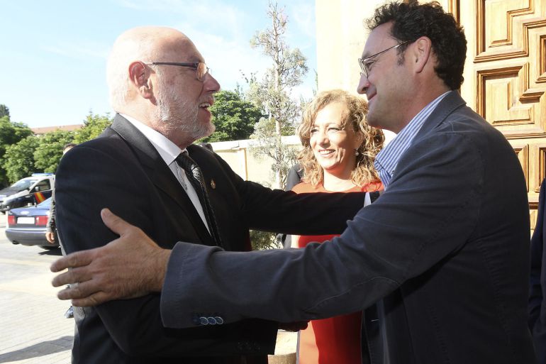 El fiscal general del Estado, José Manuel Maza (i), saluda al portavoz de Unión Progresista de Fiscales (UPF), Álvaro García Ortiz, a su llegada al acto de apertura del XXXII Congreso ordinario de la Unión Progresista de Fiscales que ha tenido lugar hoy en León El fiscal general del Estado, José Manuel Maza (i), saluda al portavoz de Unión Progresista de Fiscales (UPF), Álvaro García Ortiz, a su llegada al acto de apertura del XXXII Congreso ordinario de la Unión Progresista de Fiscales que ha tenido lugar hoy en León