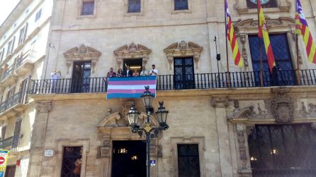 Bandera transexual en el edificio del Ayuntamiento de Palma. Bandera transexual en el edificio del Ayuntamiento de Palma.