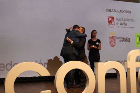 Rodrigo Martín recogió la Insignia de Plata de manos del presidente de CONFAE, Juan Saborido Rodrigo Martín recogió la Insignia de Plata de manos del presidente de CONFAE, Juan Saborido