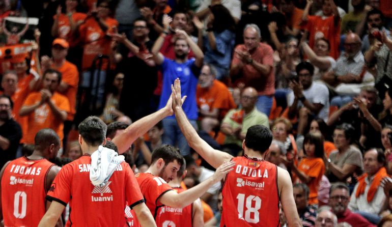 GRA384. València, Los jugdores del Valencia Basket celebran una acción ante el Baskonia durante la disputa del tercer partido de las semifinales de la Liga ACB esta tarde en el pabellón de la Fuente de San Luis de Valencia. EFE, Manuel Bruque. GRA384. València, Los jugdores del Valencia Basket celebran una acción ante el Baskonia durante la disputa del tercer partido de las semifinales de la Liga ACB esta tarde en el pabellón de la Fuente de San Luis de Valencia. EFE, Manuel Bruque.