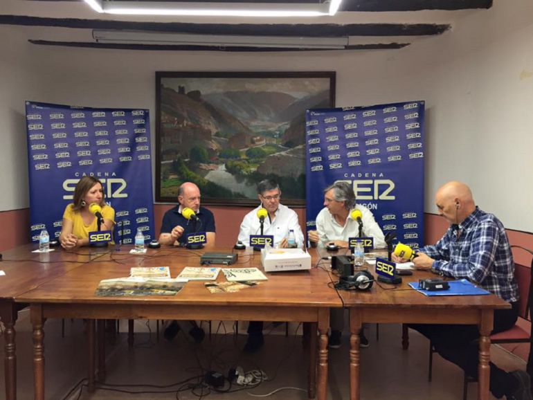 El alcalde de Albarracín, Francisco Martí (con polo oscuro), en un programa de la SER hace dos años El alcalde de Albarracín, Francisco Martí (con polo oscuro), en un programa de la SER hace dos años