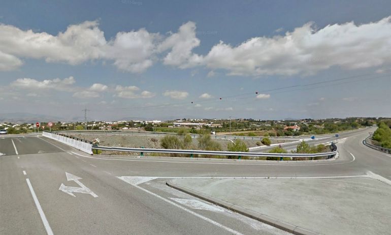Zona del cambio de sentido de la A-355 en Coín en cuyas inmediaciones ha tenido lugar el accidente Zona del cambio de sentido de la A-355 en Coín en cuyas inmediaciones ha tenido lugar el accidente