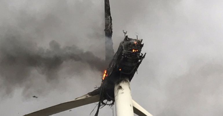 Así quedó el aerogenerador de Peñas de San Pedro Así quedó el aerogenerador de Peñas de San Pedro