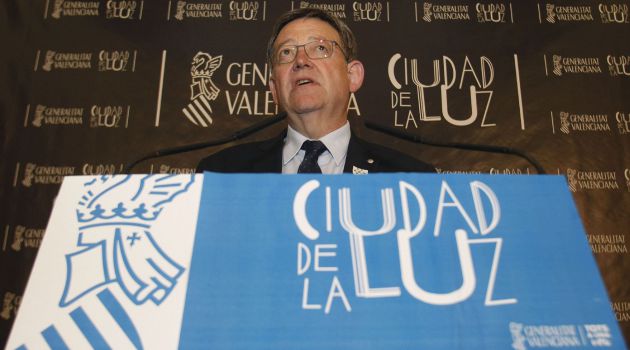 El Presidente de la Generalitat Valenciana,Ximo Puig,durante la rueda de prensa que ha ofrecido tras la reunión del Consejo de Administración de la Ciudad de la Luz y confirmar que la Comisión Europea ha autorizado conceder a la Generalitat Valenciana la propiedad y gestión del complejo industrial audiovisual Ciudad de la Luz de Alicante mediante la figura de la dación en pago, aunque con algunas condiciones El Presidente de la Generalitat Valenciana,Ximo Puig,durante la rueda de prensa que ha ofrecido tras la reunión del Consejo de Administración de la Ciudad de la Luz y confirmar que la Comisión Europea ha autorizado conceder a la Generalitat Valenciana la propiedad y gestión del complejo industrial audiovisual Ciudad de la Luz de Alicante mediante la figura de la dación en pago, aunque con algunas condiciones