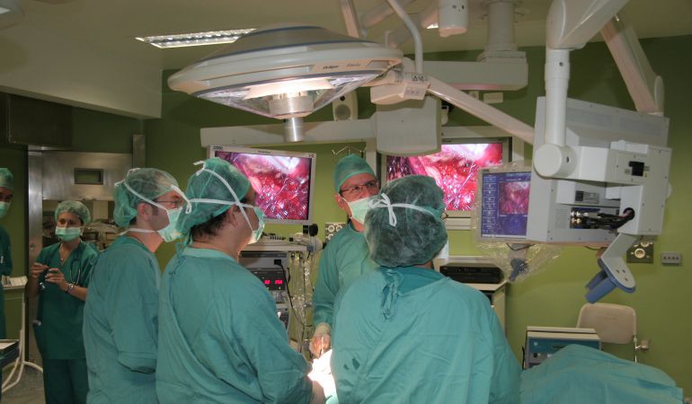 Imagen de un equipo médico trabajando en un quirófano Imagen de un equipo médico trabajando en un quirófano