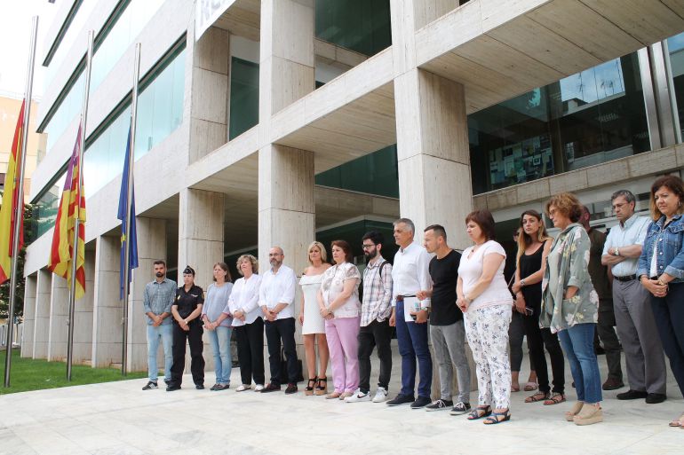 Concentración silenciosa delante de la sede del Consell de Ibiza Concentración silenciosa delante de la sede del Consell de Ibiza